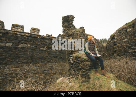 Female hiker avec map looking sideways Banque D'Images