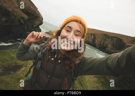 Female hiker s'amuser près de la mer Banque D'Images