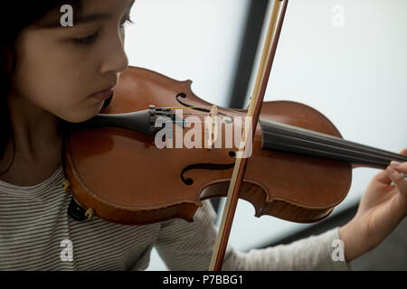 Lycéenne à jouer du violon à l'école de musique Banque D'Images