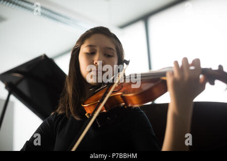 Lycéenne à jouer du violon à l'école de musique Banque D'Images