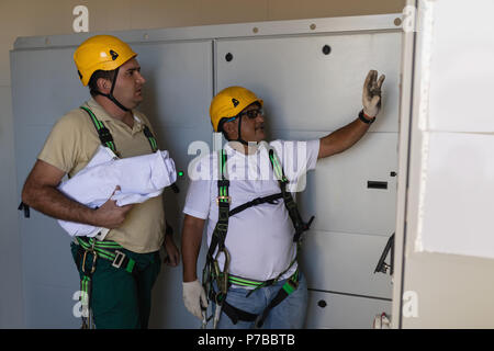 Engineers inspecting l'intérieur d'une turbine éolienne Banque D'Images