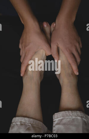 Physiothérapeute donnant un massage de jambe Banque D'Images