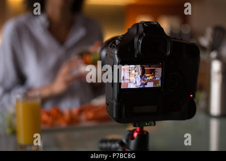 Tournage en vidéo l'alimentation Vlogger cuisine Banque D'Images