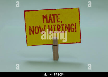 La main conceptuel montrant Mate, embauche maintenant appel de motivation. Photo de la main-d'affaires texte voulait employés Recrutement Afficher panneaux jaunes c Banque D'Images