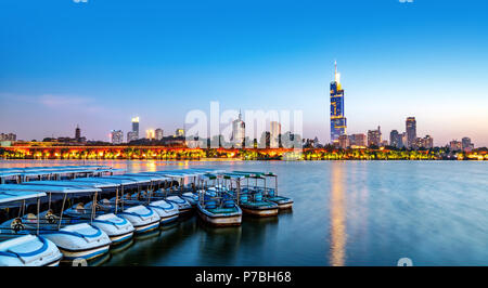 Lac Xuanwu Nanjing Financial District building paysage nuit Banque D'Images