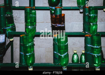 Couper les bouteilles en plastique vert tête en bas rempli d'eau à Tbilissi, Géorgie. Banque D'Images