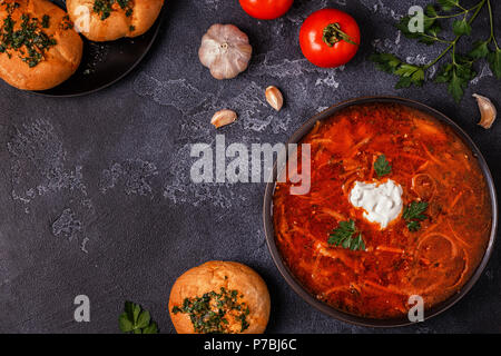 L'ukrainien et russe rouge traditionnel - soupe borsch, vue d'en haut. Banque D'Images
