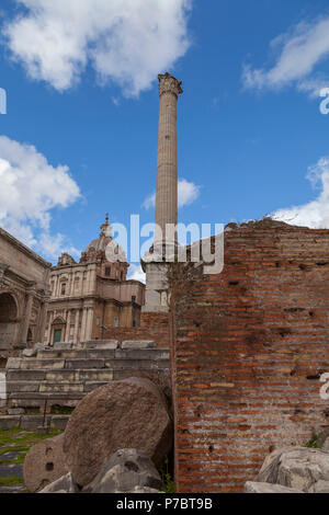 La colonne est seul en ruines Banque D'Images