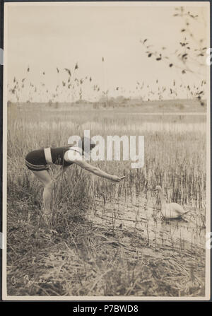 Anglais : Truus van Steenwijk (actrice du film néerlandais, 1910-1999) répond à un faux Swan. 19 x 13 cm. 1920 60 Truus van Steenwijk - Alexander Binder - EYE FOT162084 Banque D'Images