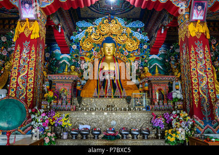 Bodhgaya, Inde - Juillet 9, 2015. Intérieur du temple bouddhiste bhoutanais à Bodhgaya, en Inde. Bodhgaya est le plus vénéré de tous les sites sacrés bouddhistes. Banque D'Images