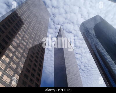 Trois formes de gratte-ciel de Los Angeles, avec les ombres des autres gratte-ciels, sous un altocumulus sky Banque D'Images