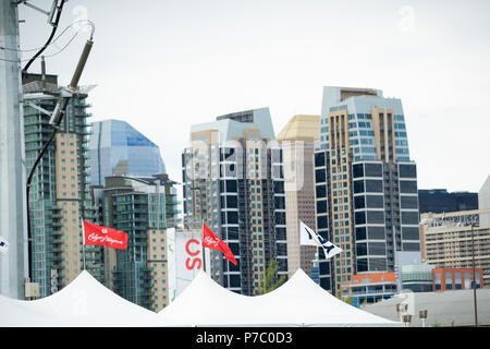 Calgary, Alberta, Canada - 02 juillet 2018 - Mise en place pour le stampede de Calgary 2018 Calgary Skyline avec en arrière-plan Banque D'Images