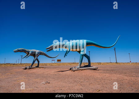 Deux dinosaures grandeur nature sont une roadside attraction sur l'Interstate 40, Holbrook, Arizona. Banque D'Images