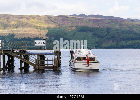 Bateau touristique sur la jetée de Luss sur le Loch Lomond. Luss a été désigné comme le plus beau village en Ecosse. Banque D'Images