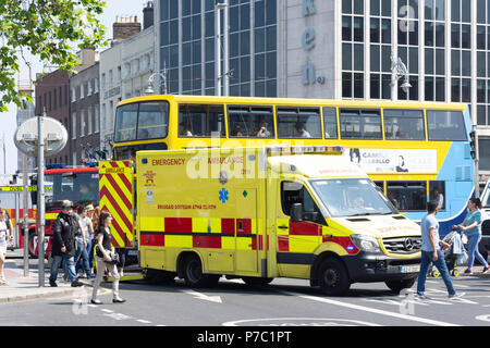 Les services d'urgence ambulance sur appel, Westmoreland Street, Temple Bar, Dublin, Leinster Province, République d'Irlande Banque D'Images