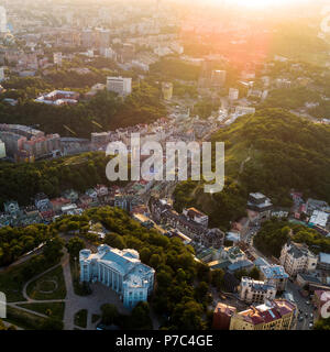 Vue panoramique aérienne à la descente Andreevsky au coucher du soleil avec l'Eglise de Saint-André et Emerald Hills Banque D'Images