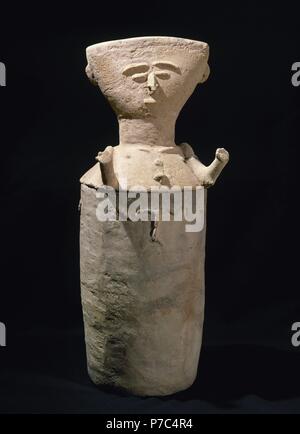 L'art précolombien culture Tamalameque (200-600 / 16ème siècle). La figure anthropomorphe d'argile. 79 x 24 (diamètre). À partir de la Colombie. Collection privée. Banque D'Images