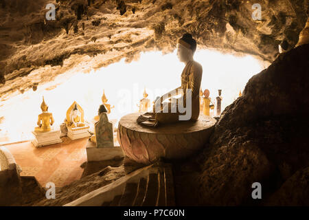 Statues de Bouddha Doré assis Yathaypyan temple près de Hpa-an, au Myanmar, en Asie Banque D'Images