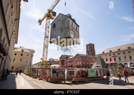 Karlsruhe, Allemagne. Maison suspendu à une grue dans la place par l'artiste argentin Leandro Erlich, une oeuvre appelée tiré Banque D'Images