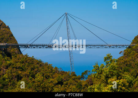 Vue de côté de l'étonnant pont Langkawi Sky, un pont piétonnier, suspendu par des câbles à partir d'un seul pylône, reliant deux colline Banque D'Images