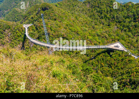 Un grand angle shot de Langkawi Sky Bridge, un pont incurvé avec une plate-forme triangulaire à chaque extrémité de l'allée, suspendu par des câbles provenant de... Banque D'Images