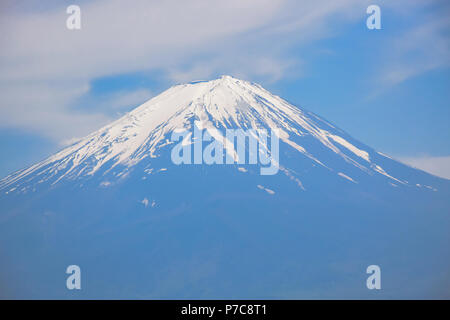 Vue rapprochée de l'apogée de la Fuji mountain de Kawaguchiko, Japon Banque D'Images