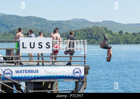 Plongée sous-marine et somersaulting off Luss Pier dans le Loch Lomond par temps chaud, Ecosse, Royaume-Uni Banque D'Images