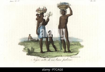 Les esclaves africains sur une plantation du Suriname, l'homme de marque avec panier de poisson, femme avec corbeille de fruits, de tuyaux et de fils. La gravure sur cuivre coloriée par Ferrrario Migliavacca Giulio de costumes d'Antique et de moderne de tous les peuples (Il Costume Antico e Moderno di tutti i Popoli), Florence, 1842. Banque D'Images