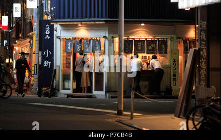 Osaka, Japon - février 2, 2018 : boire à l'extérieur du bar japonais occupé Banque D'Images