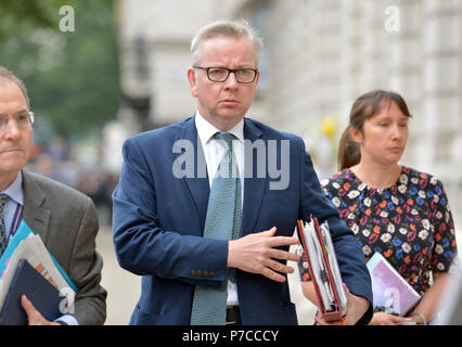 Secrétaire de l'environnement Michael Gove arrive au bureau du Cabinet dans la région de Whitehall, Londres, à assister à une réunion de Cobra après un couple a été laissé dans un état critique lorsqu'ils ont été exposés à l'agent neurotoxique Novichok dans Amesbury, Wiltshire. Banque D'Images
