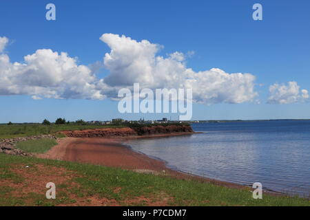 Paysage magnifique sur une parfaite journée d'été le long de la route côtière au sud de Port de Charlottetown à Rocky Point, Prince Edward Island, Canada Banque D'Images