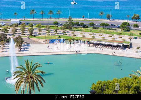 Vue sur Parc de la Mar (Parc de la mer) avec la mer en arrière-plan à partir de la terrasse de la cathédrale de Santa Maria de Palma, également connu sous le nom de la Se Banque D'Images