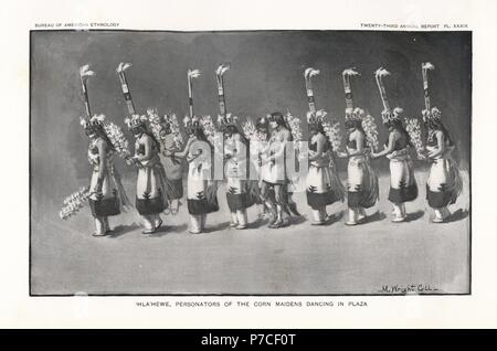 L'Hla hewe personators du maïs Maidens dancing in Plaza, nation Zuni. Lithographie après Mary Wright Gill de John Wesley Powell's 23rd Annual Report of the Bureau of American Ethnology, Washington, 1904. Banque D'Images