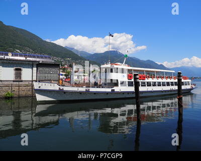 LOCARNO, SUISSE EUROPE sur Juillet 2017 : vapeur à aubes bateau amarré prêt pour une croisière à la promenade sur le Lac Maggiore alpin suisse de voyage en Europe Banque D'Images