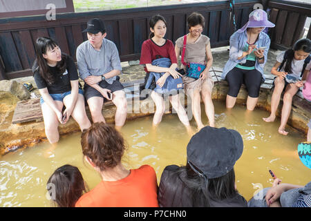 Sex,springs,foot,m,profiter,randonnées,trempage,randonnée pédestre,Randonnée,Qixing Yangmingshan,National,Parc,Taipei,Taiwan,Chine,Chinois,,République de Chine,RDC,Asia,Asian Banque D'Images