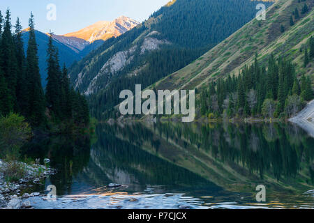 Kolsay Lake au début de la matinée, Tian Shan, Kazakhstan Banque D'Images