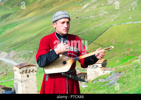 Musicien géorgien d'un groupe folklorique jouant Panduri, pour un usage éditorial uniquement, Ushguli, région de Svaneti, Géorgie Banque D'Images