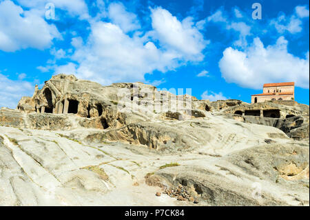 10e siècle donnant sur la basilique chrétienne Prince Uplistsikhe cave city, la forteresse du Seigneur, Gori, district de Shida Kartli, Géorgie Banque D'Images