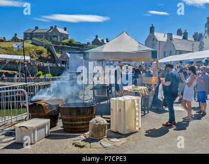 FESTIVAL DE PORTSOY ABERDEENSHIRE ECOSSE Arbroath Smokies POISSON D'AIGLEFIN DE PERSONNES DANS UNE FILE D'ACHETER LE POISSON FUMÉ CUIT Banque D'Images