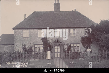 Vintage Real Photo de Manor Farm et occupants, Chalton, Hampshire, England, UK Banque D'Images