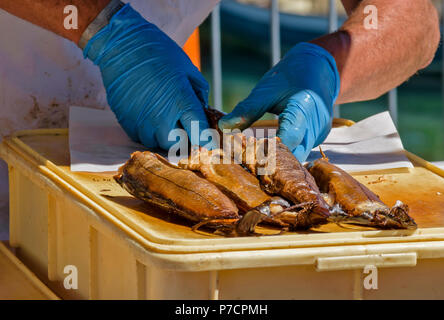 FESTIVAL DE PORTSOY ABERDEENSHIRE ECOSSE Arbroath Smokies Églefin fumé le poisson et poissons cuits prêts à vendre Banque D'Images