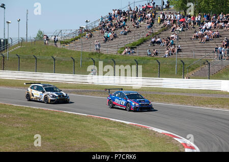 Subaru STI WRS, Volkswagen Golf GTI, VW, RCT Nuerburgring, 24h Nuerburgring, motorsports, course, Eifel, Rhénanie-Palatinat, Allemagne, Europe Banque D'Images