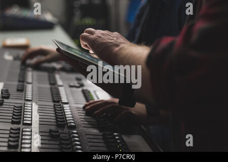 Deux enregistreur audio using digital tablet in studio Banque D'Images