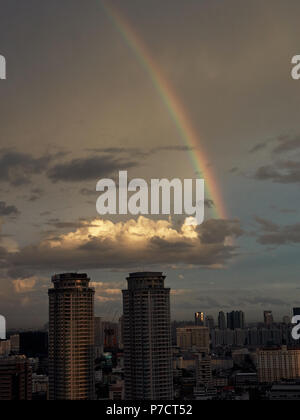 Bangkok skyline at Dusk avec rainbow Banque D'Images