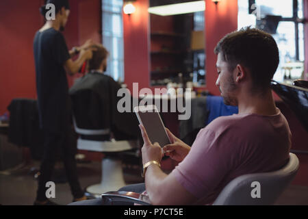 Male customer using digital tablet Banque D'Images