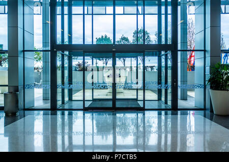 Portes automatiques coulissantes en verre entrée dans shopping mall Banque D'Images