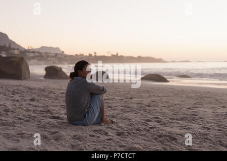 Woman relaxing in la plage Banque D'Images