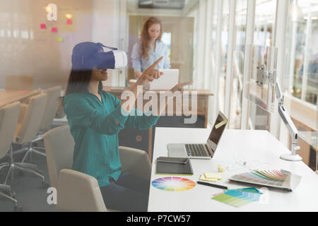 À l'aide de graphiste femelle casque de réalité virtuelle Banque D'Images