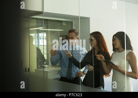 Des collègues d'affaires au cours du verre Banque D'Images