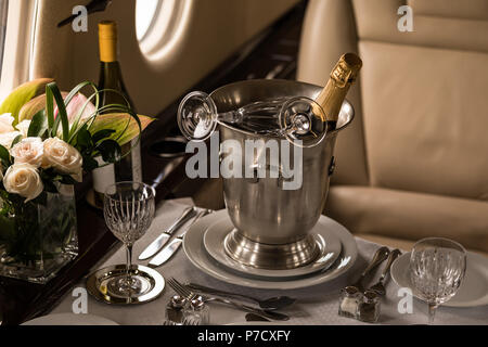 Bouteille de champagne sur une table en verre avec Banque D'Images
